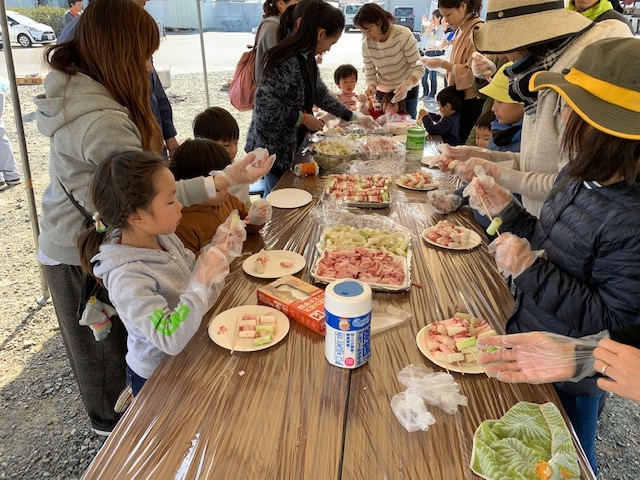 <p>本日、収穫した白ネギと三次産の豚肉で「ねぎま作り」！！</p>
